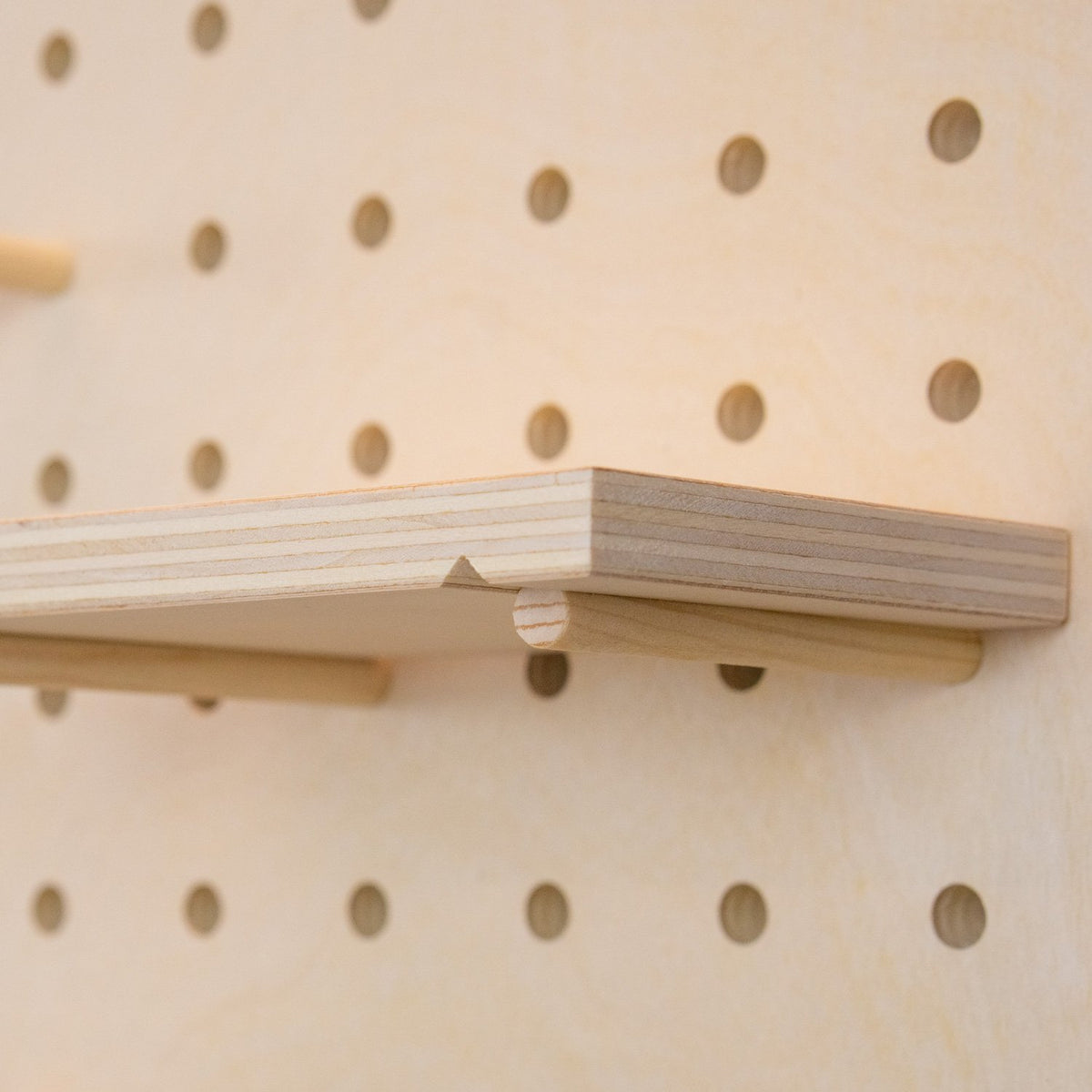 Skyformet pegboard-organisator til verksted