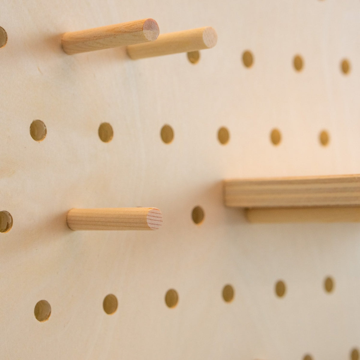 Skyformet pegboard-organisator til verksted