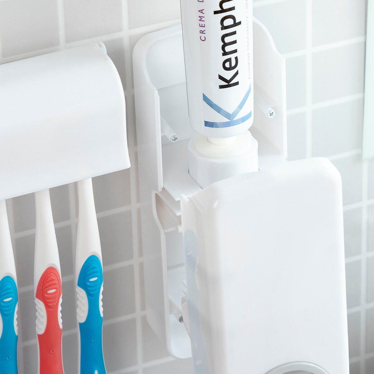 Selvklebende tannkremdispenser med tannbørsteholder